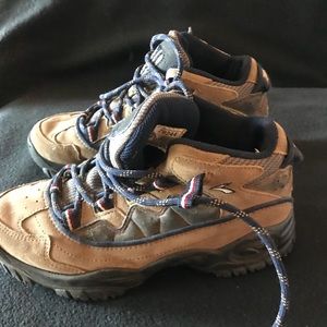 brooks hiking shoes womens